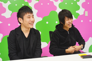「4人そろってインタビューを受けるのは初めて」と話すCEOの飯塚氏（写真左）