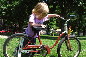 初めて自転車に乗る時の恐怖心を、好奇心が上回る子どもほど、早く上達するという