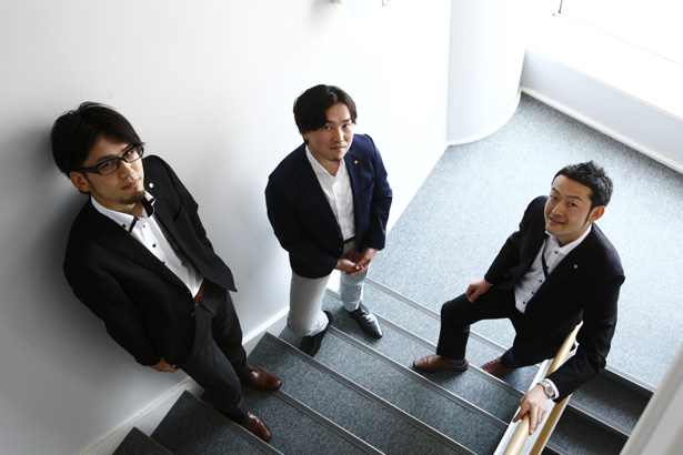 （写真左から）『SmartGEMBA』開発チームの大鐘剛太氏、阿南徳政氏、営業担当の齋藤勝美氏