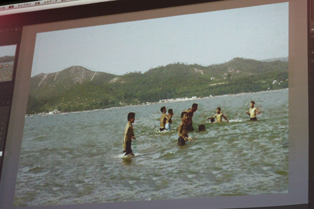 三上氏も、「政治的に写真の加工が必要な共産主義の国でPhotoshopが重宝されている」と指摘。例えば、この北朝鮮の海水浴場の写真が･･･