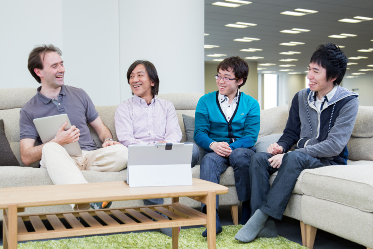 （写真左から）エリック・プラトン氏、板倉謙氏、多田雅斗氏、代表取締役の佐藤由太氏