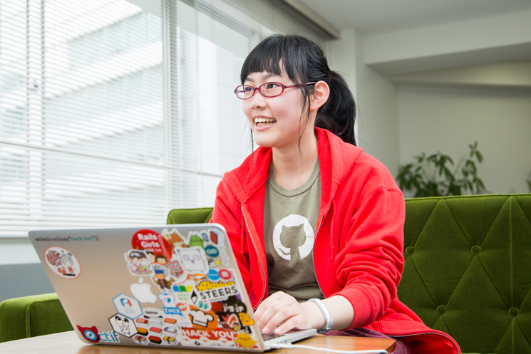 明石高専3年の山下紗苗さん。この日着ていたGitHubTシャツは、2015年12月にGitHubが行ったミートアップへの参加をきっかけにもらったそう