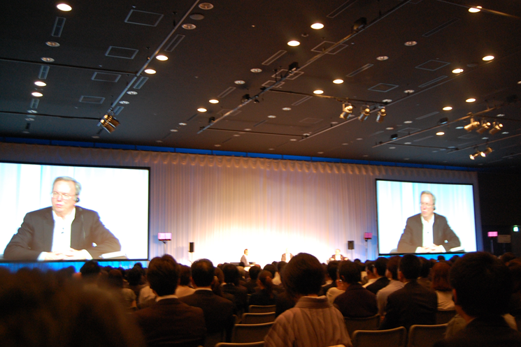 Google会長の話を直接聞ける機会ということで、東京・汐留の会場には大勢の聴講者が