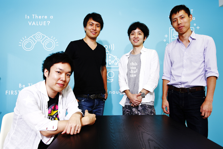 （写真左から）イタンジCTO横澤佑輔氏、CEO伊藤嘉盛氏、エンジニアの福崎元樹氏と高橋建三氏