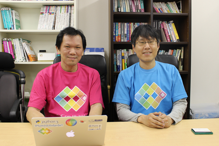 （写真左から）一般社団法人PyCon JPの代表理事である寺田学氏と、広報担当の筒井隆次氏