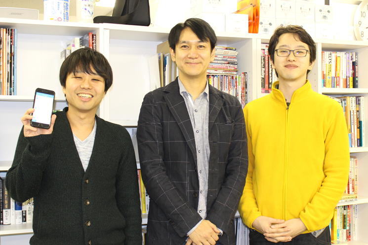 （写真左から）今回のiOSアプリ開発に携わった、ベストティーチャー代表の宮地俊充氏、iOSエンジニアの菅野健太朗氏、サーバサイドを担当した甲斐宏味氏