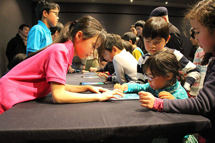プレゼン終了後に行われたアプリ体験会で、奨学生たちが開発したゲームを遊ぶ子供たち