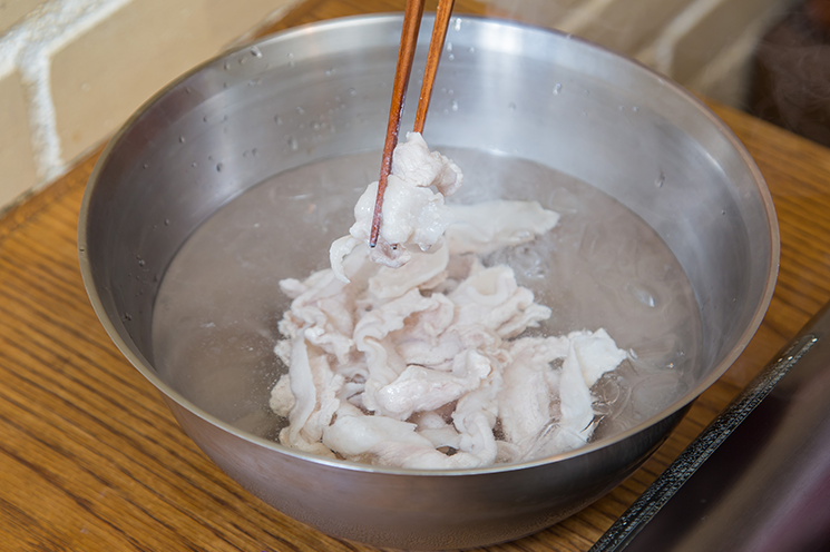 ③　鍋にお湯を沸かし、沸騰したら火を少し弱め（中火〜弱火の間）、①をくぐらせます。肉の色が変わったら、氷水を張ったボールに入れて冷ましておきましょう。