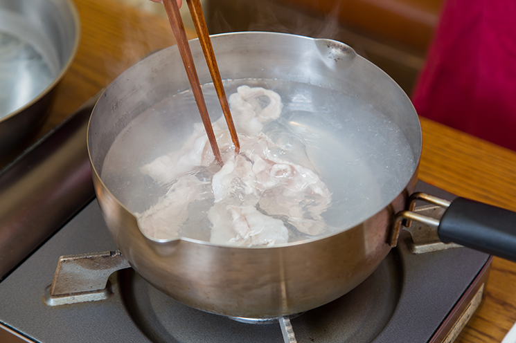 ③　鍋にお湯を沸かし、沸騰したら火を少し弱め（中火〜弱火の間）、①をくぐらせます。肉の色が変わったら、氷水を張ったボールに入れて冷ましておきましょう。