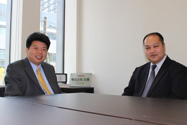 （写真左から）株式会社日進の代表取締役を務める唐沢雄三郎氏と、システム開発事業部の今崎康行氏