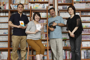 小飼氏の自宅対談の記念に、同伴していた増井夫人（左から2人目）と小飼氏の奥さま（右端）も交えて記念撮影