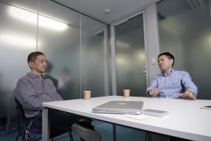 米国在住の松井氏（写真左）だが、5月に一時帰国したタイミングで、念願だった竹内氏（写真右）との対談が実現した