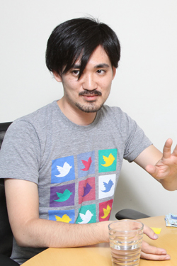 デベロッパーアドボケイト≒開発者の技術サポーターを務める山本氏。TシャツはTwitter仕様