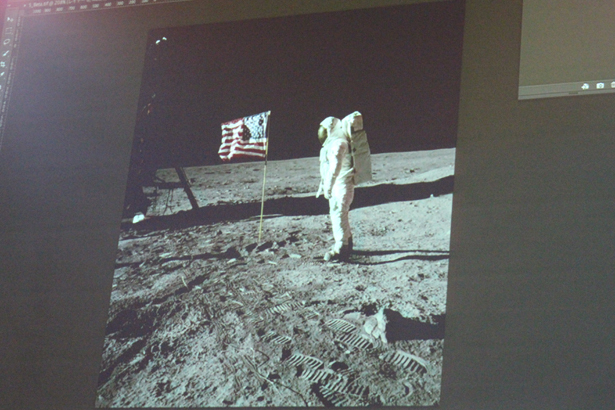 また、アメリカ国旗に影がないことで捏造が疑われている、あの有名な月面着陸の写真も･･･