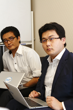 自動要約の仕組みを語る、チーフエンジニア柳佳音氏（写真左）と代表の米重克洋氏（写真右）