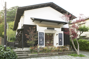 FabLab Kamakuraがある「結の蔵」と呼ばれる築年数125年の建物は、秋田県の酒造蔵を移転して建てられた