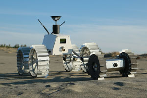 『HAKUTO』が開発を進めるローバーは、4輪と2輪タイプを組み合せて運用することで月面の縦穴探査を可能に