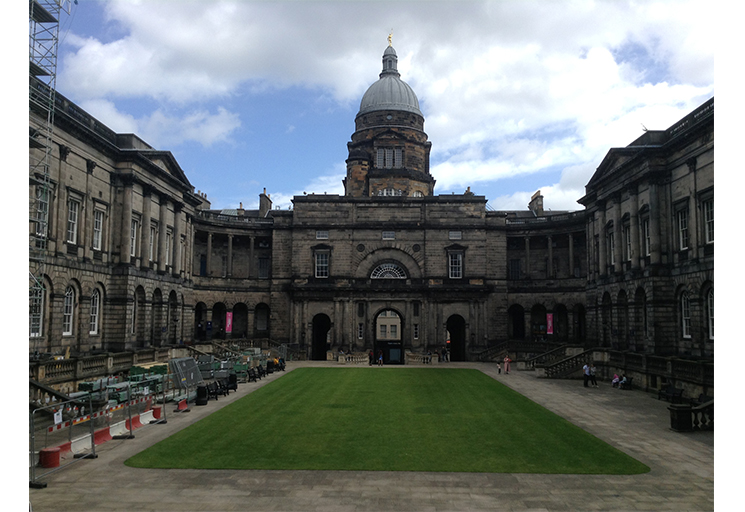 エディンバラ大学（University of Edinburgh）最古の建造物「Old College」：荻原さん撮影