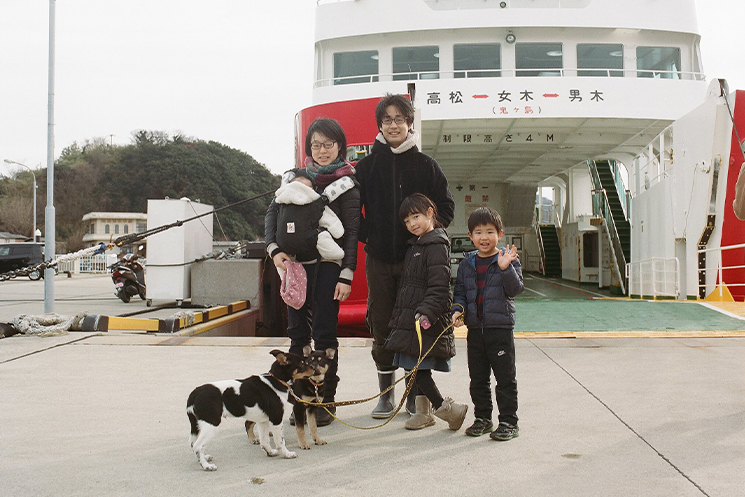 男木島で撮影した西川さんの家族写真