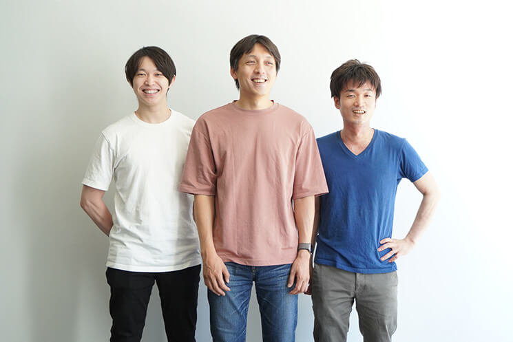 写真左から、松本勇気さん（代表取締役 CTO）、名村さん、榎本悠介さん（取締役）