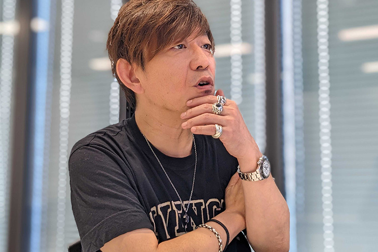 スクウェア・エニックス　ゲーム開発者 吉田直樹さん ひろゆきさんとの対談インタビューに答える様子