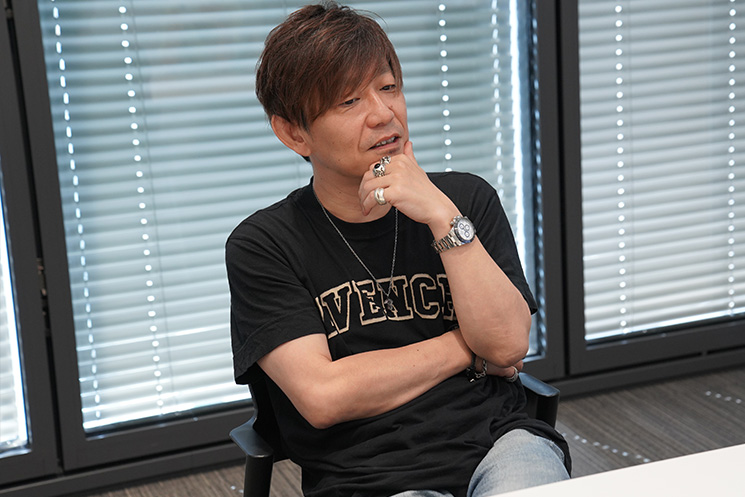 スクウェア・エニックス　ゲーム開発者 吉田直樹さん ひろゆきさんとの対談インタビューに答える様子