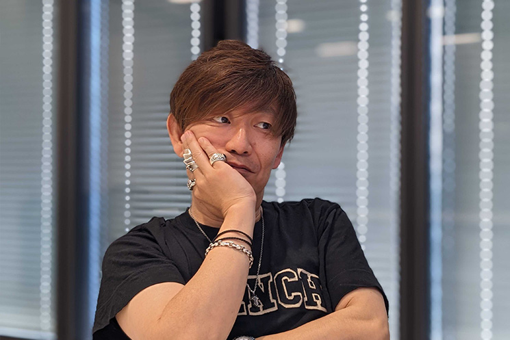 スクウェア・エニックス　ゲーム開発者 吉田直樹さん ひろゆきさんとの対談インタビューに答える様子