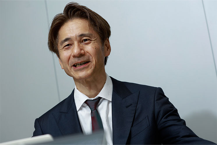 ヨドバシリテイルデザイン事業部長_戸田宏司さん_ インタビューに答える様子