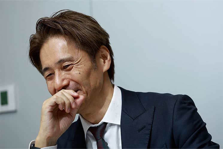 ヨドバシリテイルデザイン事業部長_戸田宏司さん_ インタビューに答える様子