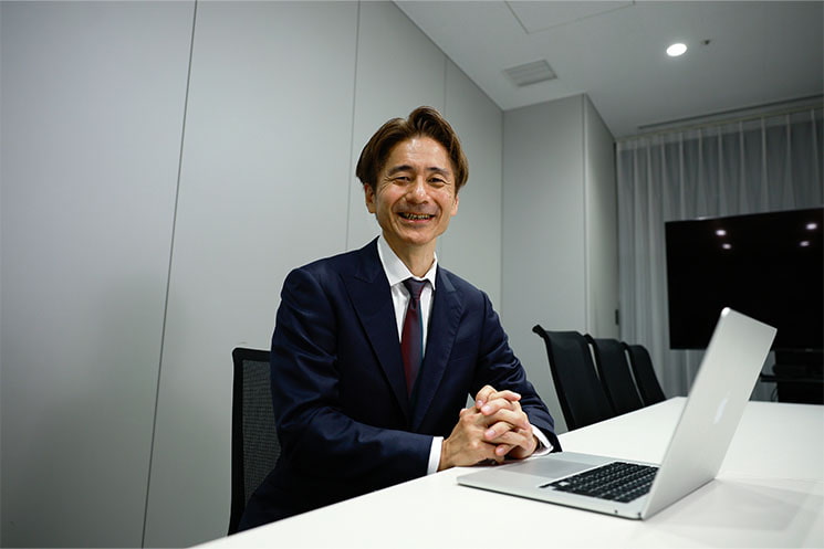 ヨドバシリテイルデザイン事業部長_戸田宏司さん_ インタビューに答える様子