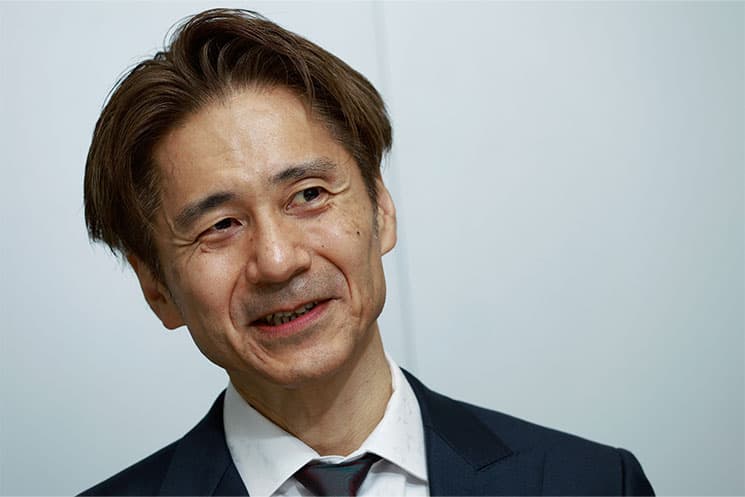 ヨドバシリテイルデザイン事業部長_戸田宏司さん_ インタビューに答える様子