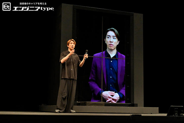 舞台『笑う門にはデジ来タル〜SHIN - GO！〜』の舞台に立つ村上信五さんとAIシンゴ