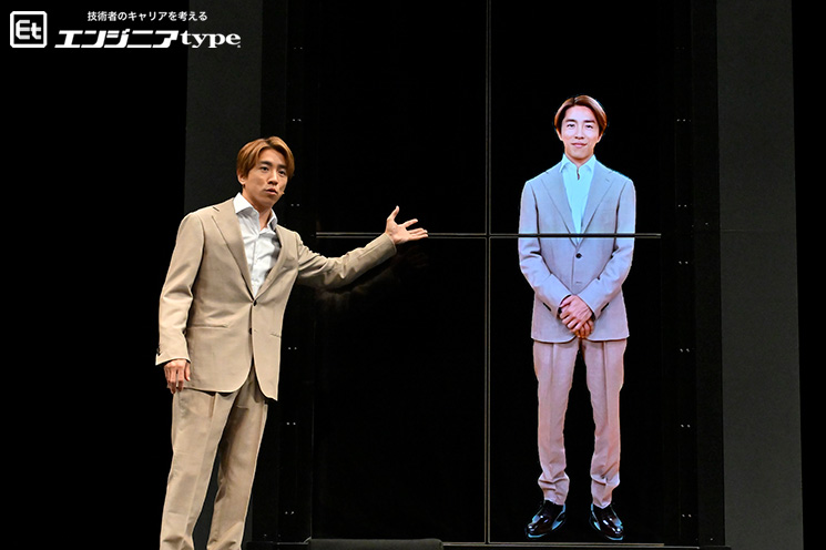 舞台『笑う門にはデジ来タル〜SHIN - GO！〜』の舞台に立つ村上信五さんとAIシンゴ