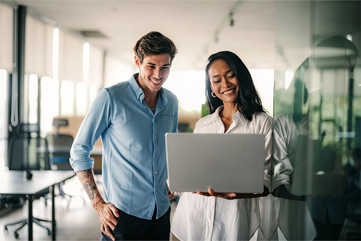 笑顔で話し合うエンジニア