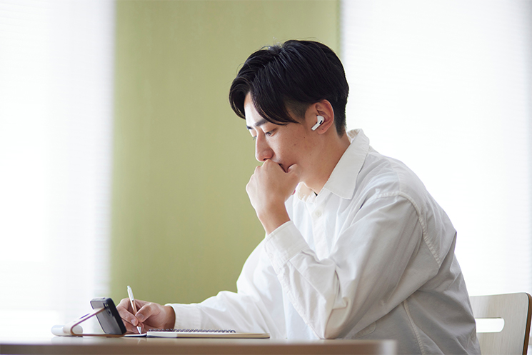 問題を解いている男性のイメージ