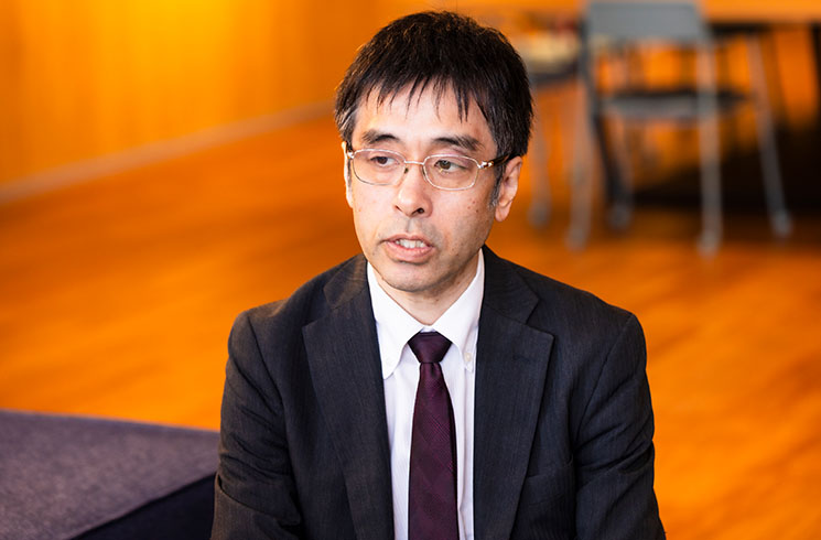 IPA本多さんが取材に答える様子