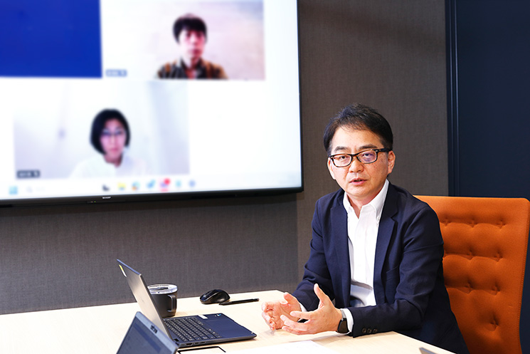 インタビューに応じるハイブリィドの坂本さん