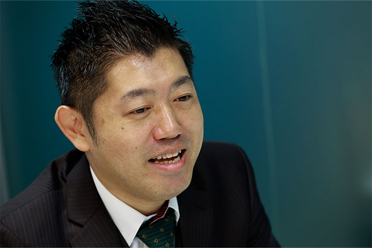 インタビューに答える甲州潤さん