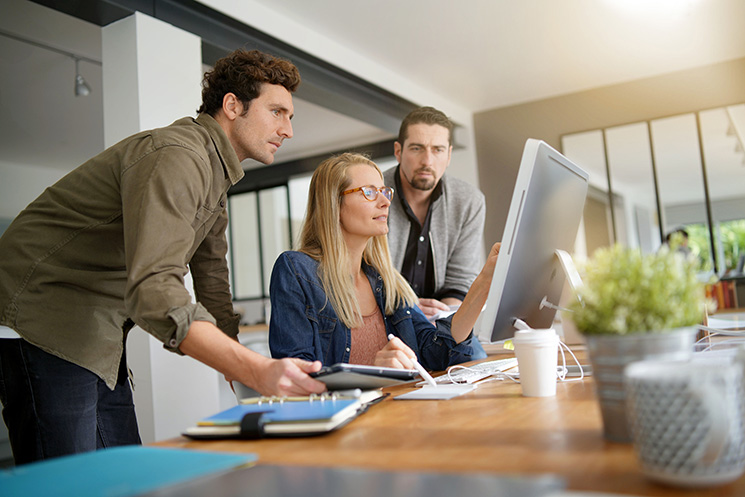 IT企業で働く人々のイメージ