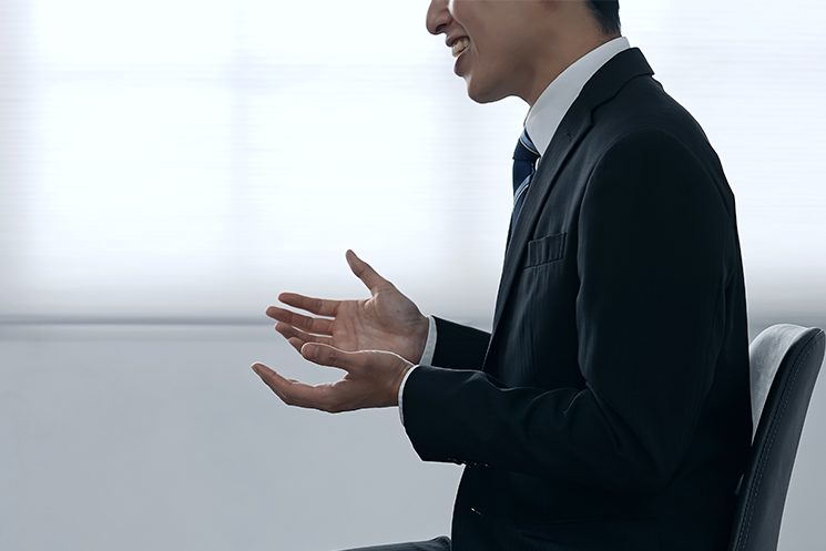面接で話している若手男性のイメージ