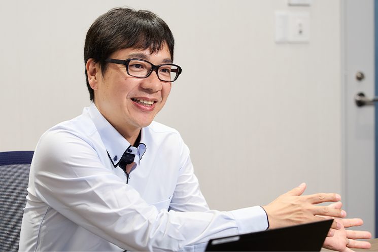 会話をしている森園さんのイメージ