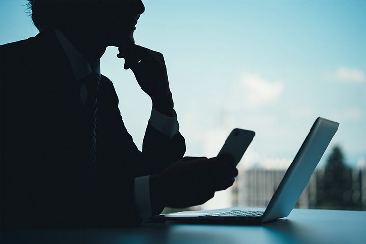 考え込んでいる若手男性のイメージ