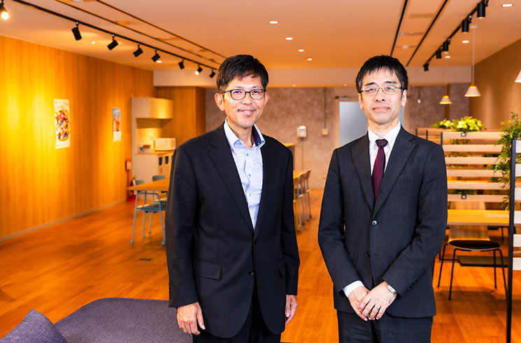 IPA幹部2人が話す様子2