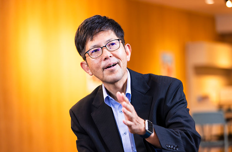 IPA山北さんが取材に答える様子