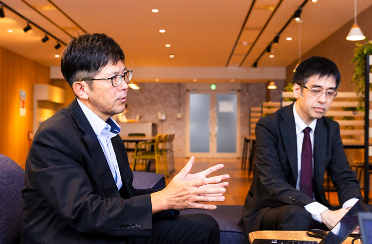 IPA幹部2人が話す様子