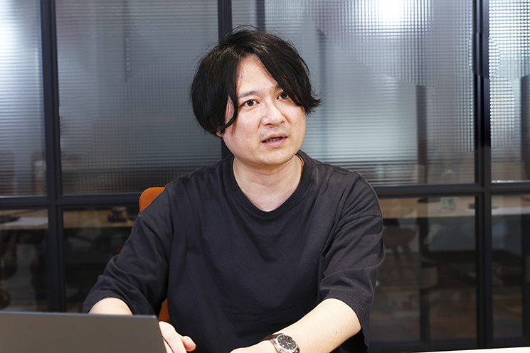 インタビューに応じるハイブリィドの島さん