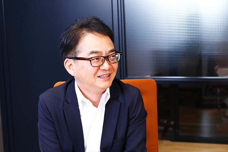 インタビューに応じるハイブリィドの坂本さん