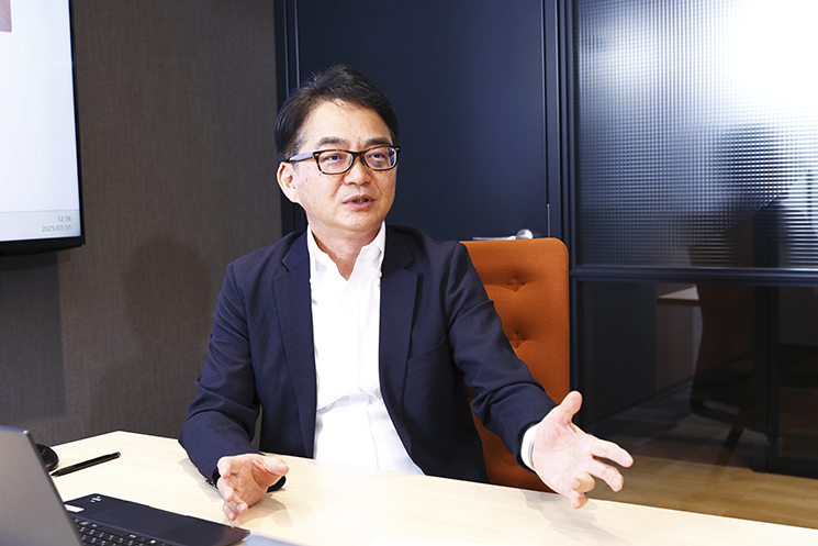 インタビューに応じるハイブリィドの坂本さん