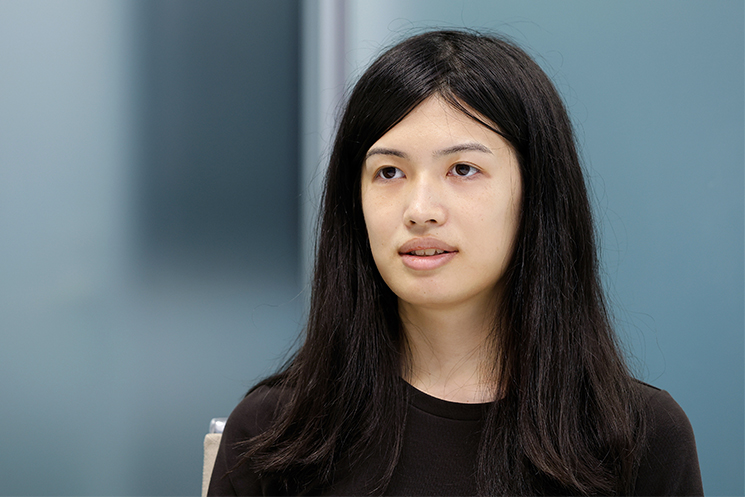 大塚あみ　インタビューに応じる様子