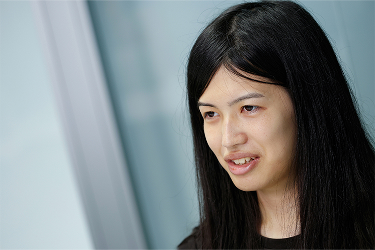 大塚あみ　インタビューに応じる様子